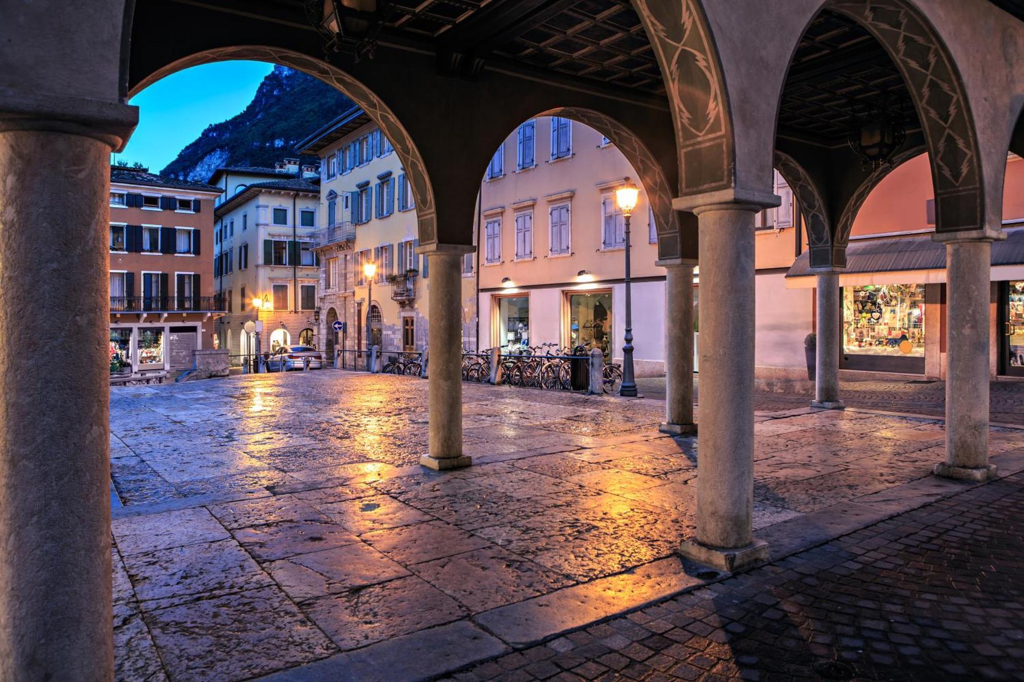 Nido Sui Tetti Di Riva Del Garda - Happy Rentals Екстериор снимка