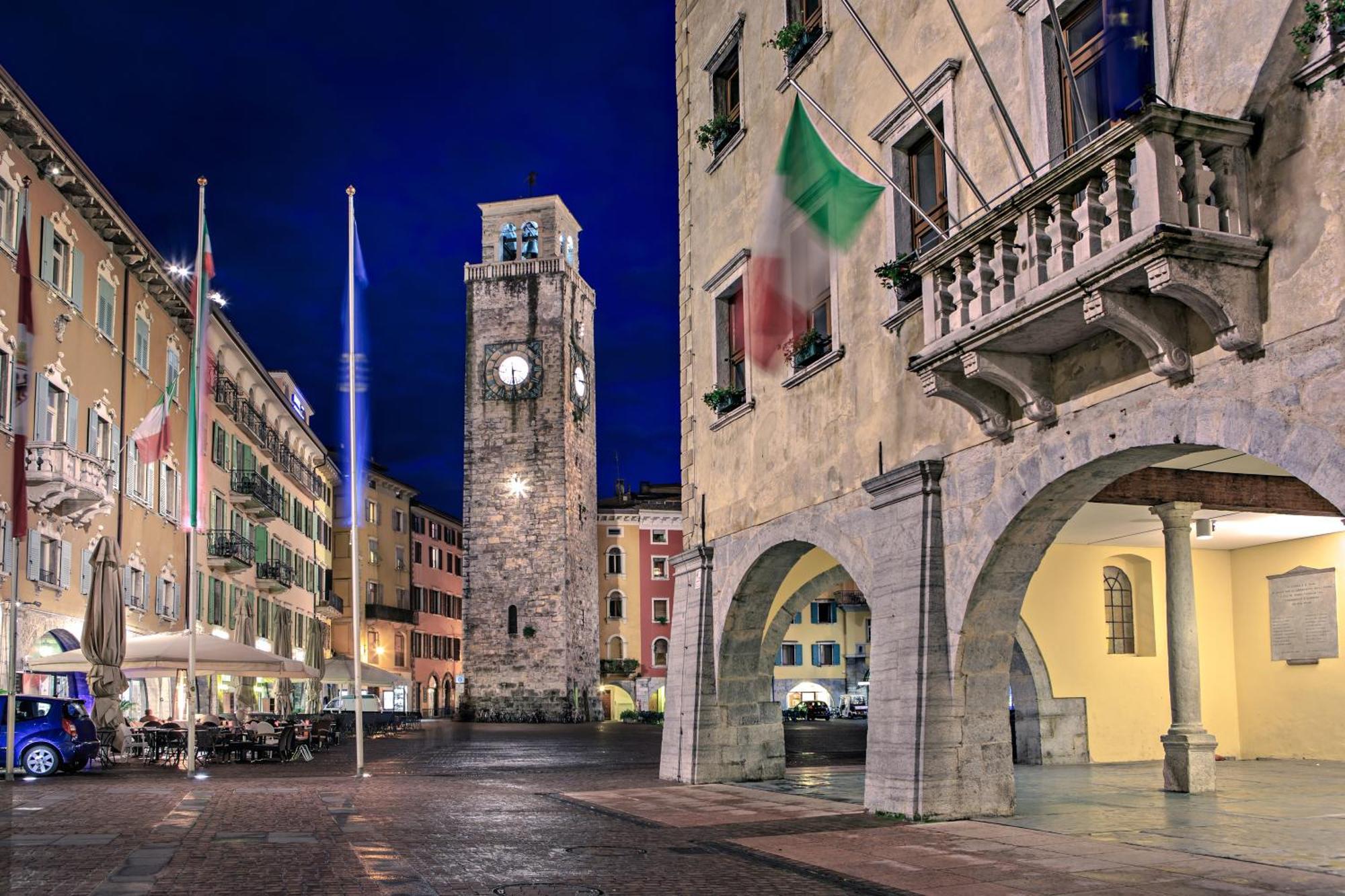 Nido Sui Tetti Di Riva Del Garda - Happy Rentals Екстериор снимка